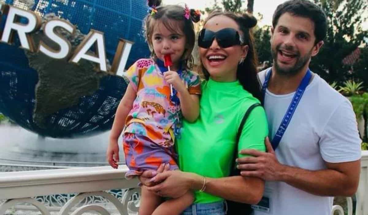 Sabrina Sato curte viagem em família pelos parques de Orlando