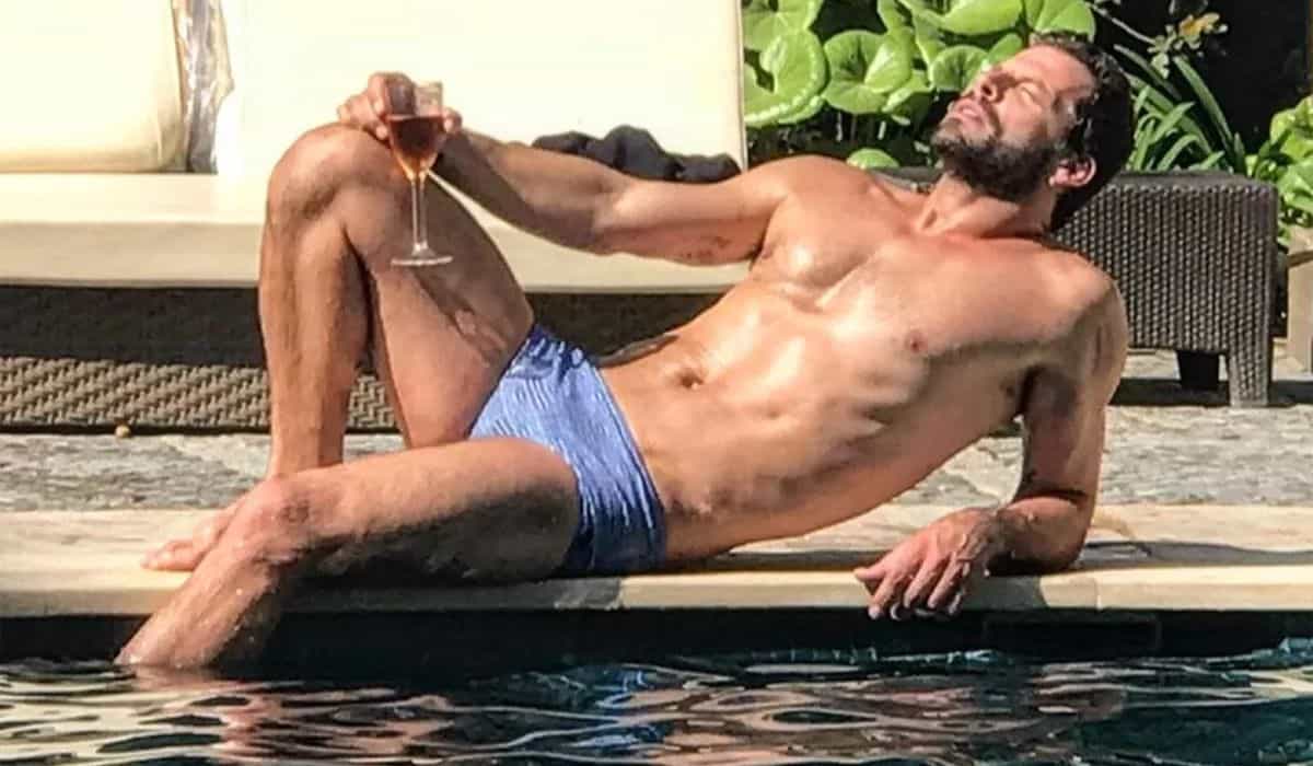 Henri Castelli encanta ao posar de sunga à beira da piscina: 'deus grego'