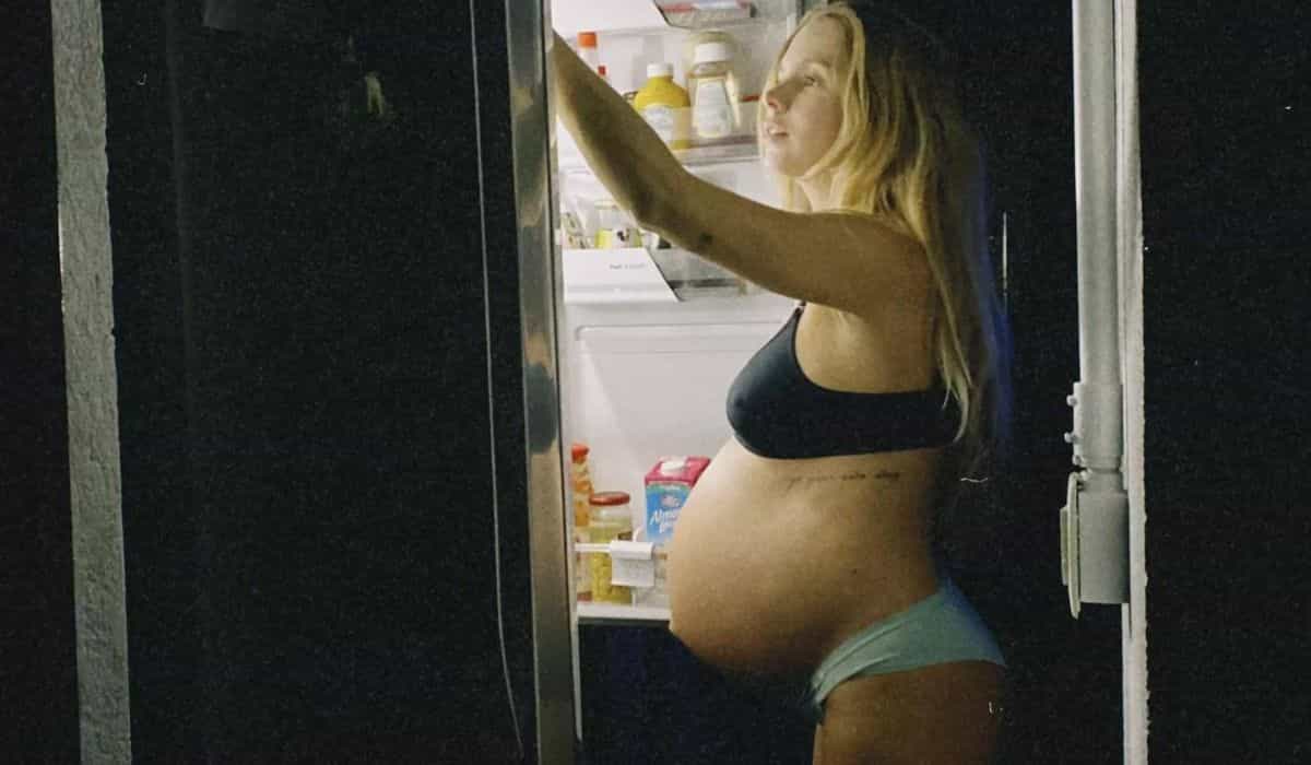 Grávida, Isa Scherer posa em frente da geladeira: 'onde tô 90% do tempo'