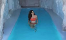 Maisa Silva curte piscina de luxo em viagem na Grécia: 'caverna da Ariel'
