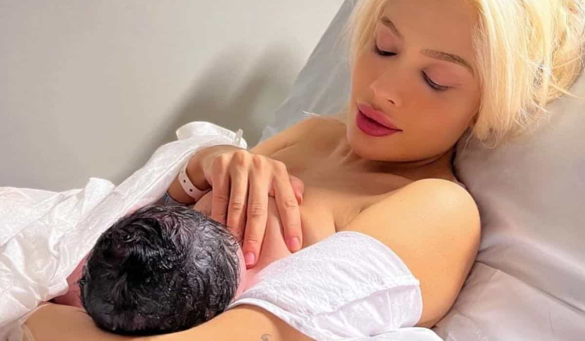 Karoline Lima surge com a filha após dar a luz: 'amor da minha vida'
