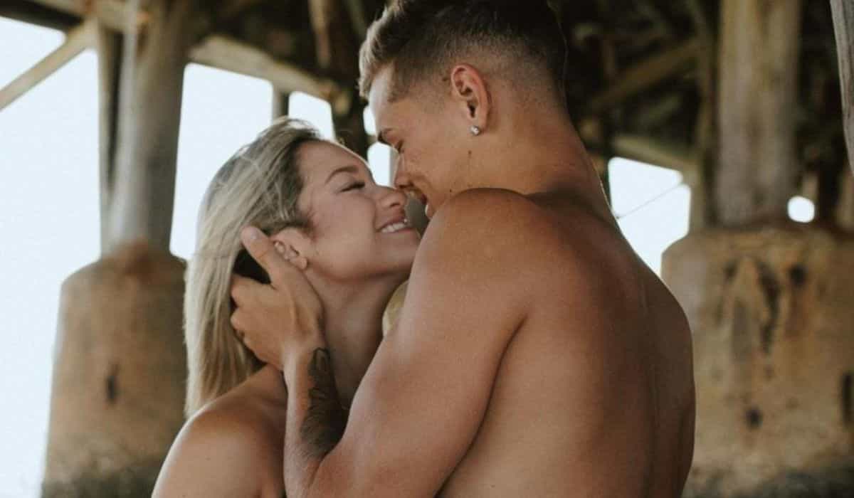 Marina Liberato celebra namoro com cliques românticos na praia