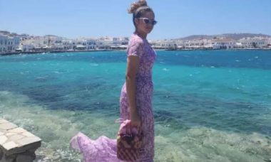 Maisa Silva posa com look roxo em viagem pela Grécia