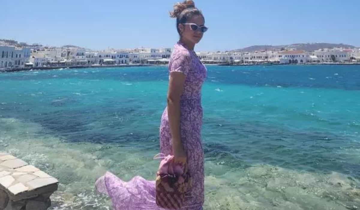 Maisa Silva posa com look roxo em viagem pela Grécia