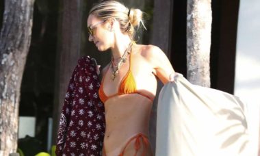 Candice Swanepoel surge de biquíni ao curtir piscina na Bahia