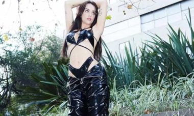 Rafa Kalimann posa com look 'all black' ousado com lingerie à mostra