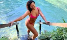 Sheron Menezzes posa em piscina natural durante viagem ao Jalapão