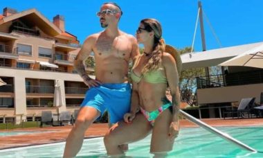 Kelly Key e marido posam exibindo corpos sarados na piscina