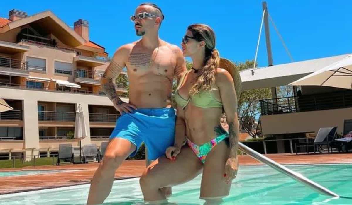 Kelly Key e marido posam exibindo corpos sarados na piscina