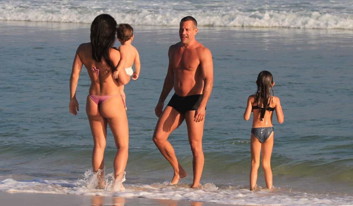 Malvino Salvador curte dia de sol na praia com esposa e filhos