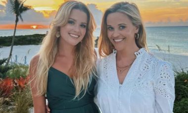 Reese Witherspoon posa com a filha e impressiona pela semelhança
