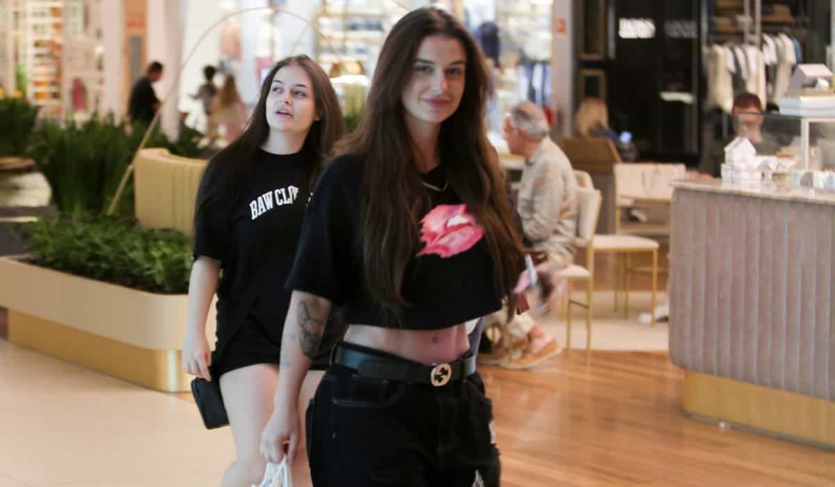 Bárbara Labres faz compras durante passeio por shopping do Rio