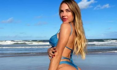 Gabi Martins encanta ao posar em praia com maiô azul: 'maravilhosa'