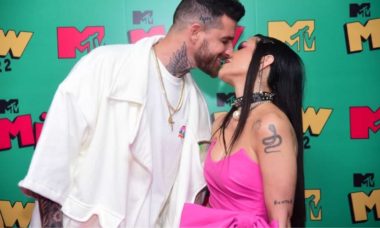 Cleo e marido, Leandro D'Lucca posam aos beijos no 'MTV Miaw'