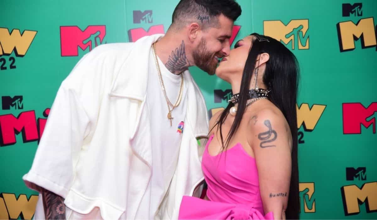 Cleo e marido, Leandro D'Lucca posam aos beijos no 'MTV Miaw'