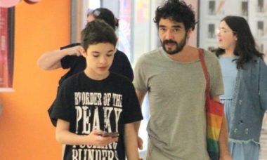 Caio Blat passeia com o filho caçula, Bento, por shopping do Rio