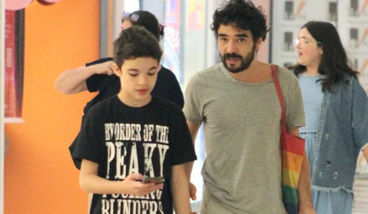Caio Blat passeia com o filho caçula, Bento, por shopping do Rio