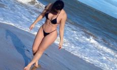 Naiara Azevedo exibe abdômen sarado em clique na praia: 'dia de folga'