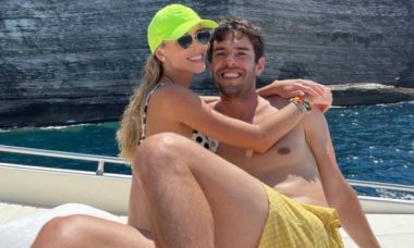 Kaká e Carol Dias curtem passeio de barco em viagem pela Itália