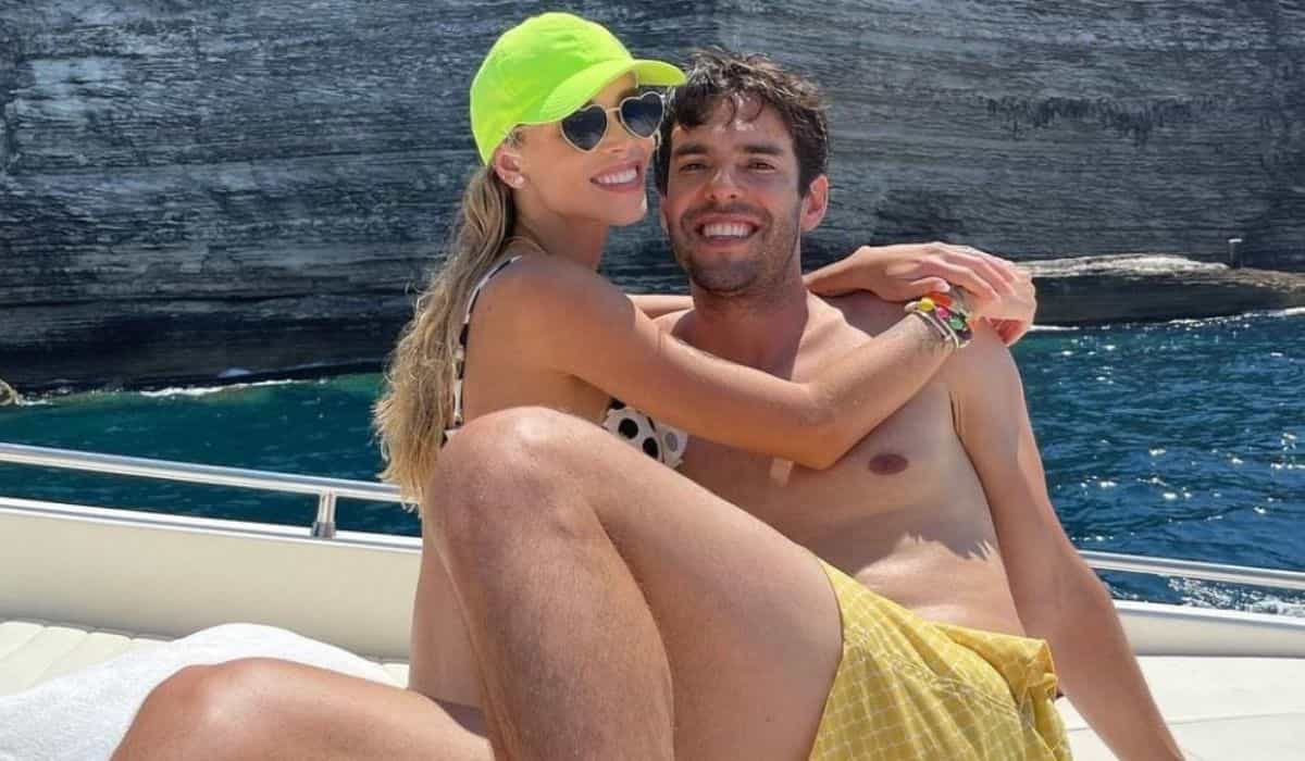 Kaká e Carol Dias curtem passeio de barco em viagem pela Itália