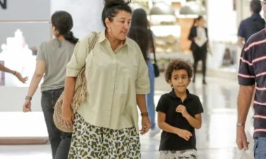 Regina Casé curte passeio em shopping do Rio de Janeiro com o neto