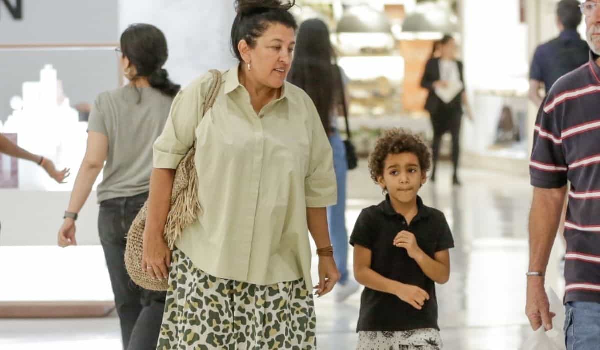 Regina Casé curte passeio em shopping do Rio de Janeiro com o neto 