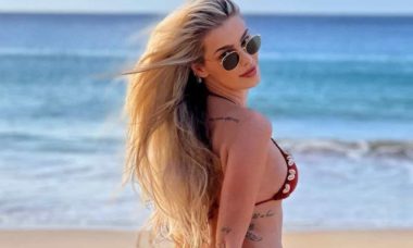 De biquíni, Yasmin Brunet posa na praia e exibe tattoo ousada