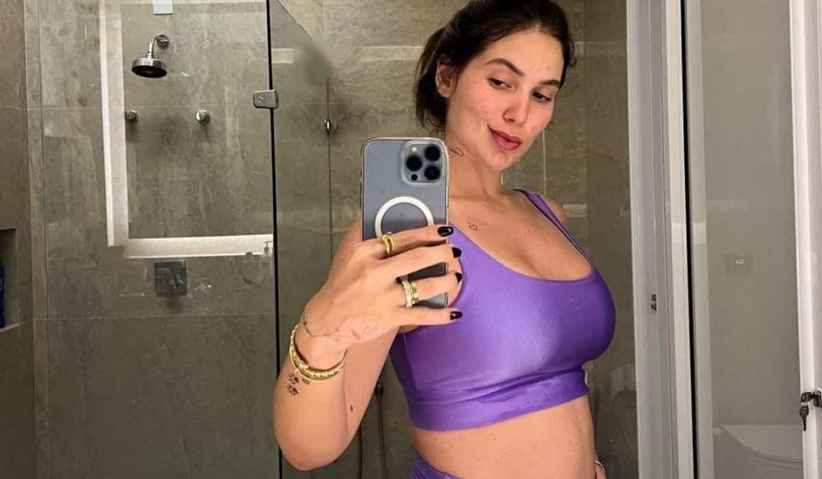 Virginia Fonseca posa exibindo barriga de seis meses de gravidez