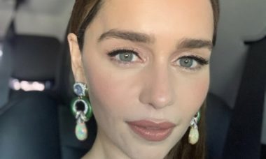 "Notável que eu seja capaz de falar", diz Emilia Clarke após sofrer dois aneurismas