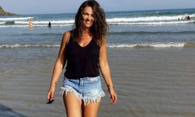 Suzana Alves surge na praia e dá dicas para vencer a ansiedade