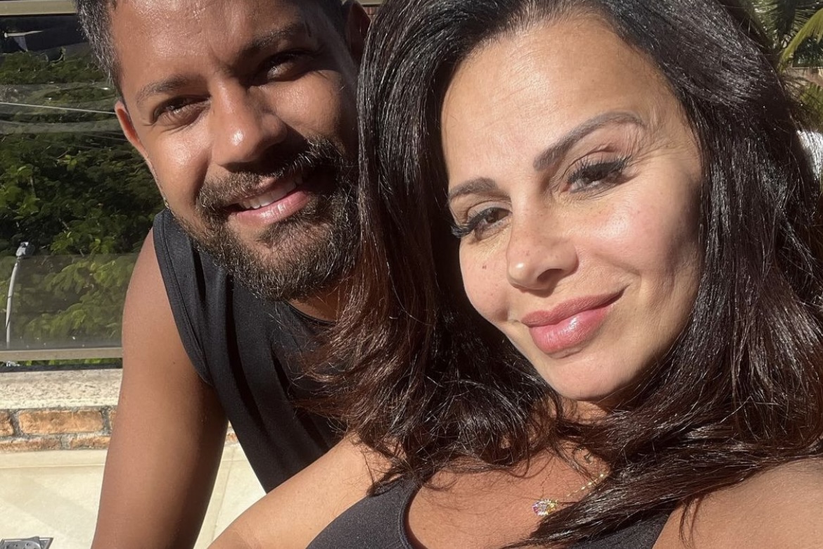 Na reta final da gravidez, Viviane Araújo posa com marido: "Minha família"