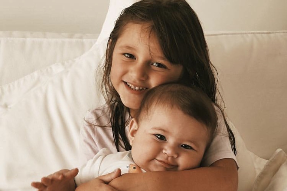 Yanna Lavigne deixa fãs emocionados com foto das duas filhas