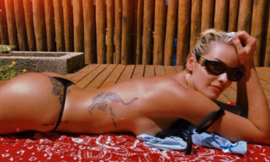 Yasmin Brunet faz topless para renovar bronzeado em Fernando de Noronha