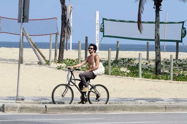 Sem camisa, Caio Blat pedala pela orla da praia no Rio de Janeiro (Foto: Daniel Delmiro / AgNews)