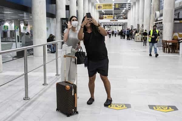 Thaila Ayala é vista desembarcando em aeroporto do Rio (Foto: Gabriel Rangel / AgNews)