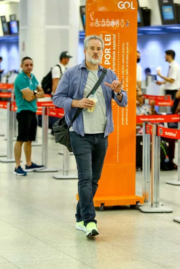 Dan Stulbach é flagrado embarcando em aeroporto do Rio (Foto: Vitor Eduardo / AgNews)