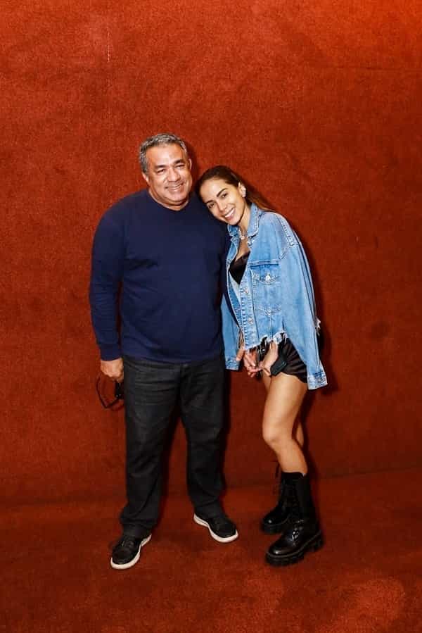 No dia do pais, Anitta vai com o pai em show de Rafael Portugal (Foto: Victor Chapetta / AgNews)