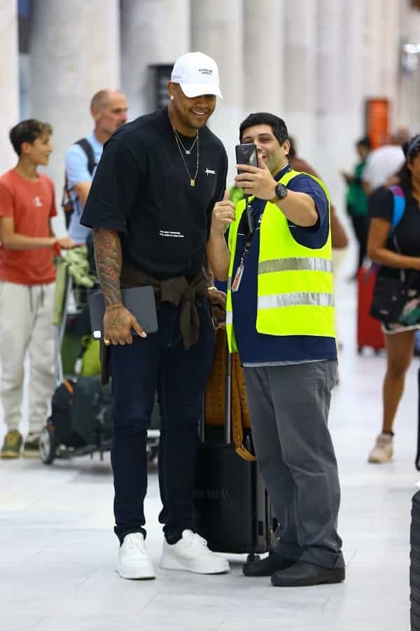 Léo Santana é visto desembarcando em aeroporto do Rio (Foto: Vitor Eduardo / AgNews)