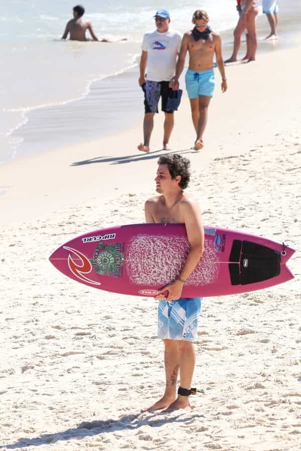Felipe Dylon curte dia de sol para surfar na praia de Ipanema (Foto: JC PEREIRA /AGNEWS / AgNews)