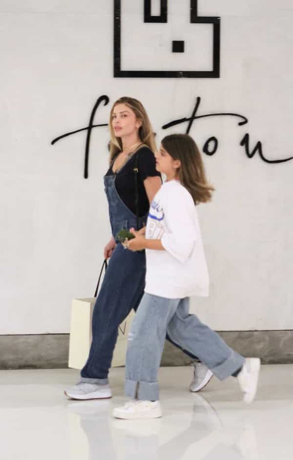 Grazi Massafera passeia com a filha por shopping do Rio (Foto: Rodrigo Adao / AgNews)