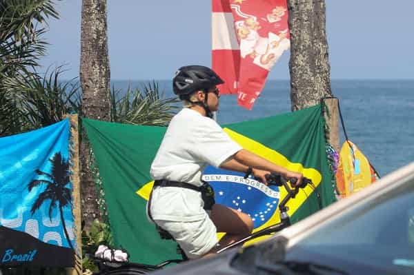 Bruna Linzmeyer curte dia de sol para andar de bike em Ipanema (Foto: JC PEREIRA /AGNEWS / AgNews)