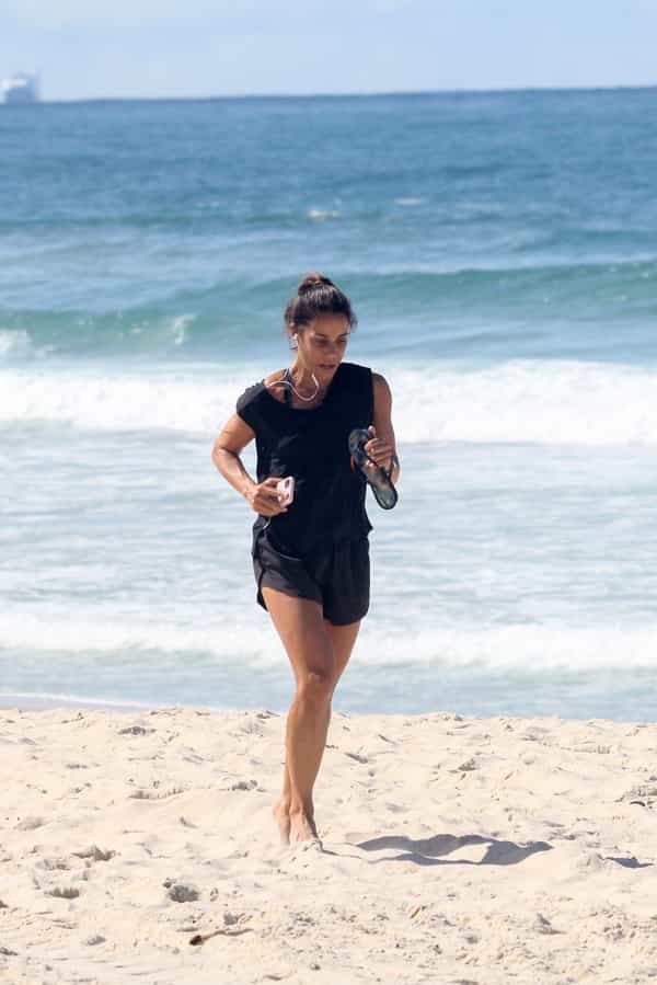 Mônica Teixeira curte dia de sol para correr pela praia do Leblon