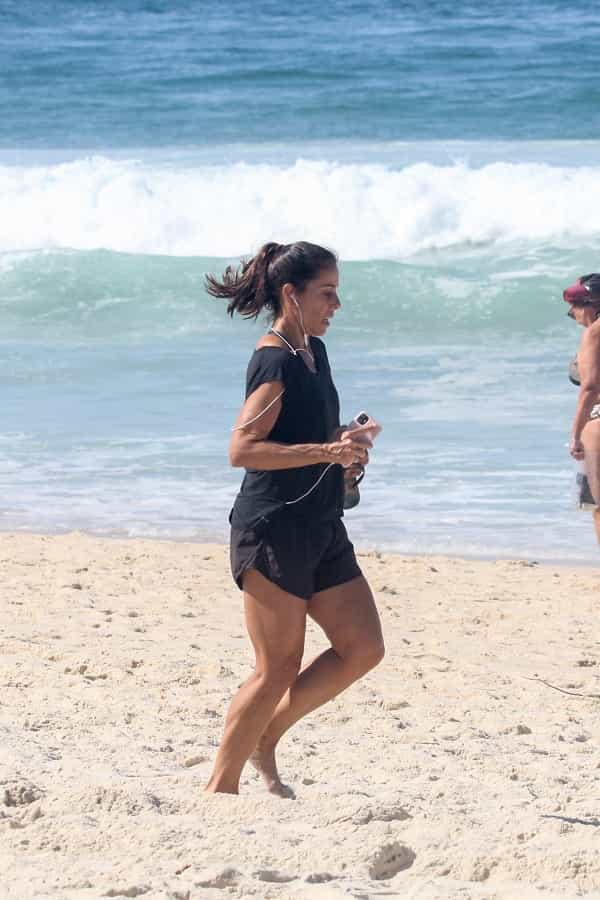 Mônica Teixeira curte dia de sol para correr pela praia do Leblon (Foto: JC PEREIRA /AGNEWS / AgNews)