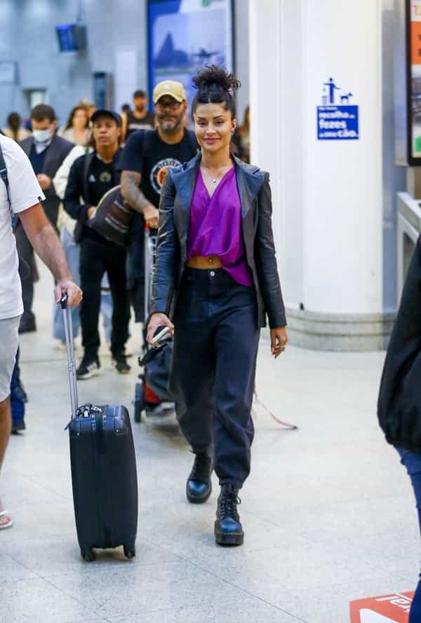 Aline Campos é vista desembarcando em aeroporto do Rio (Foto: Vitor Eduardo / AgNews)