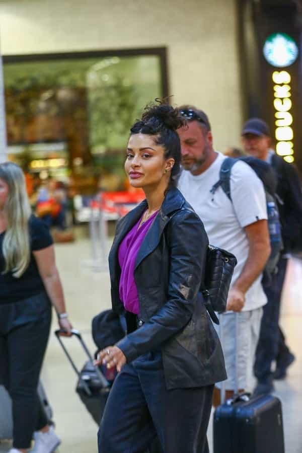 Aline Campos é vista desembarcando em aeroporto do Rio (Foto: Vitor Eduardo / AgNews)