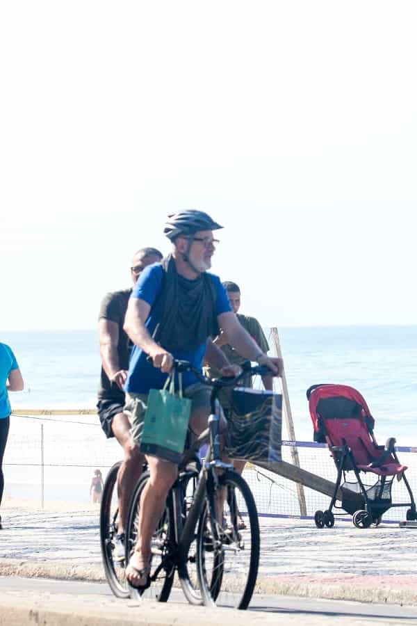 Marco Caruso curte passeio de bicicleta pela orla do Leblon (Foto: JC PEREIRA /AGNEWS / AgNews)