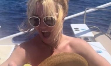 Britney Spears surge de topless durante passeio de barco