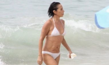 Andréa Beltrão curte dia de praia em Copacabana