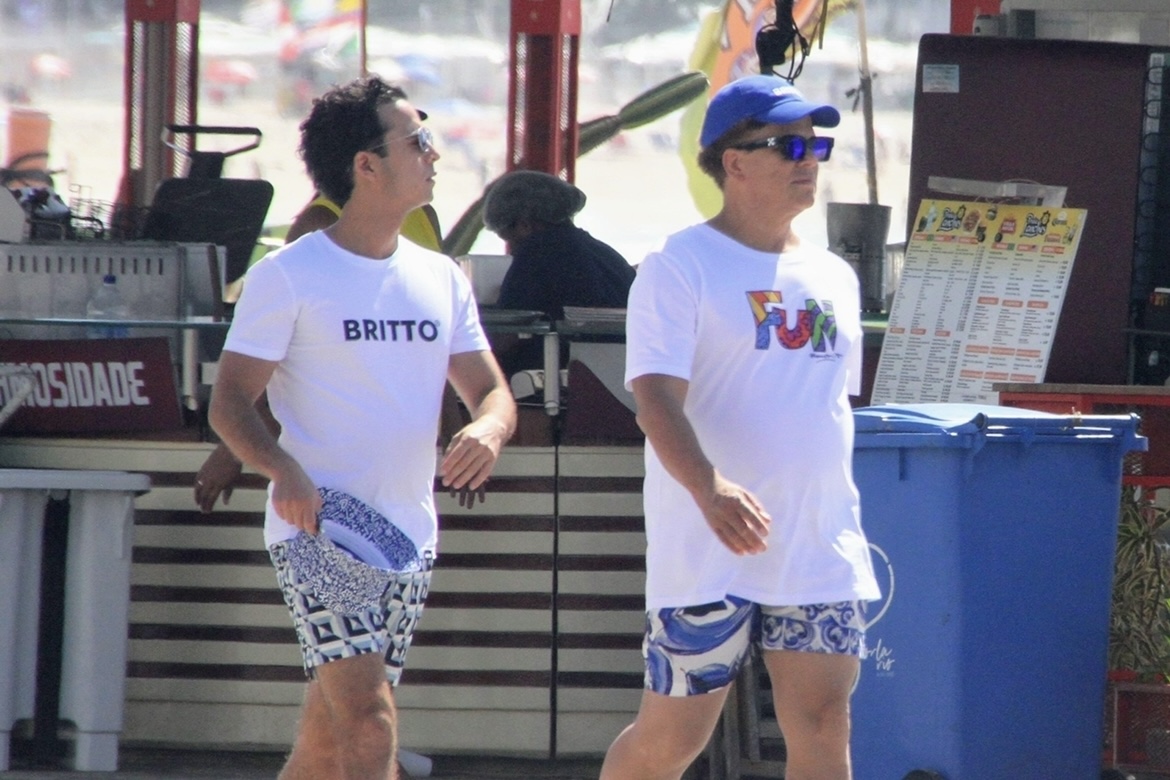 Romero Britto caminha com amigo no calçadão de Copacabana
