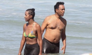 Maju Coutinho surge em clima de romance com o marido em praia do Rio
